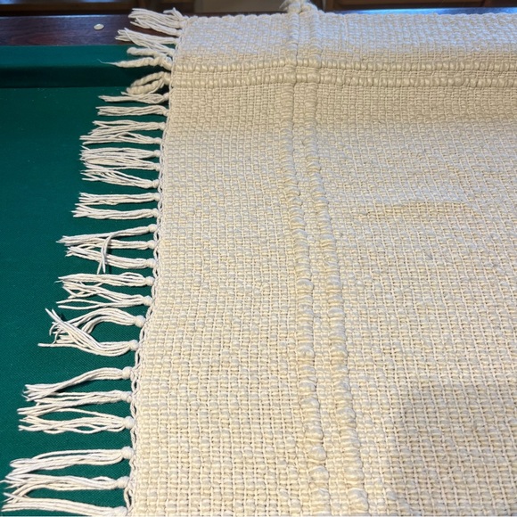 Textured cotton/acrylic Throw Blanket with fringe is 60 x 48“ - Picture 5 of 10